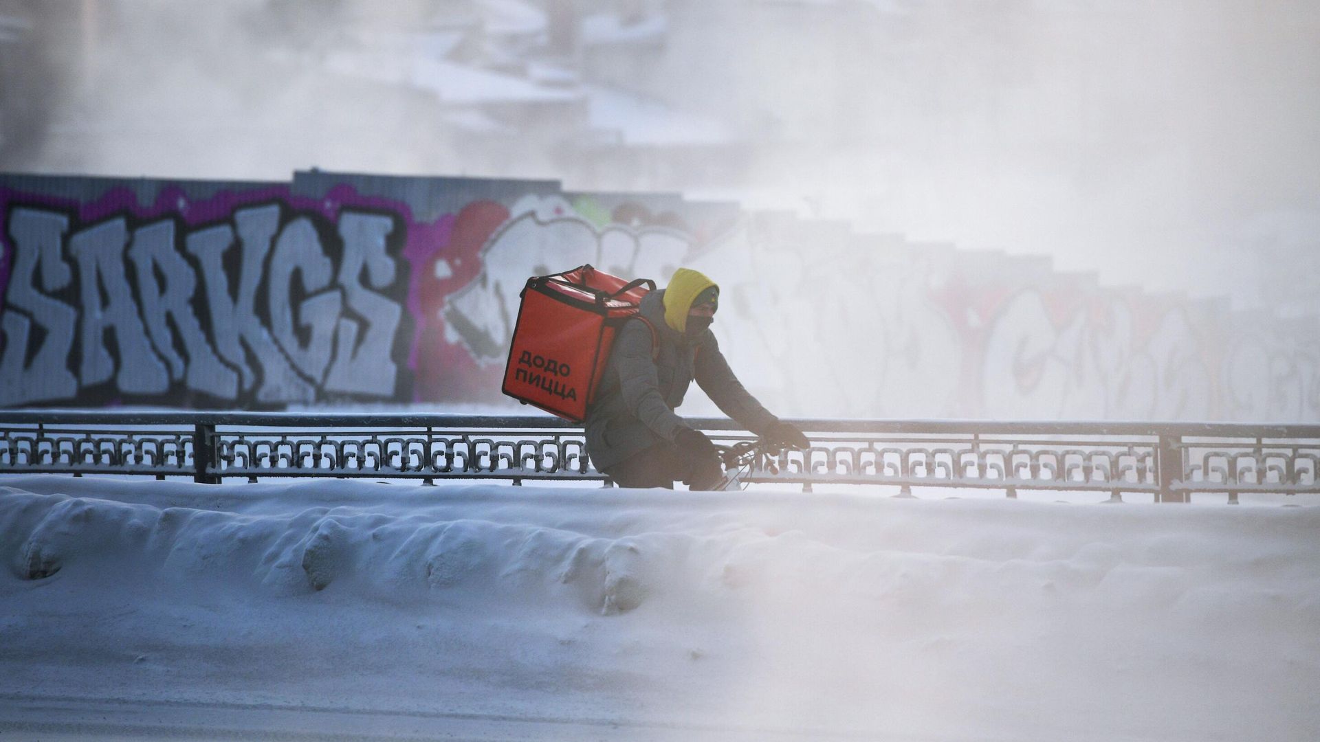 Курьер пиццерии Додо Пицца Курьер пиццерии Додо Пицца - РИА Новости, 1920, 24.02.2026