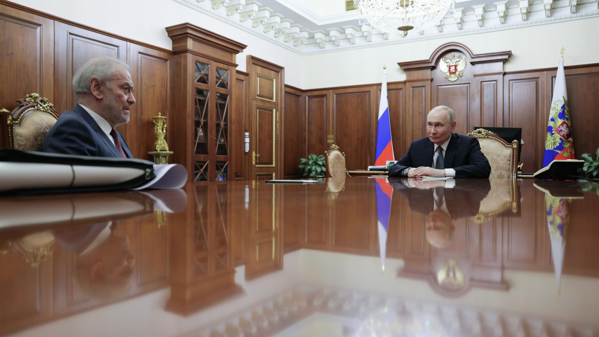 Президент России Владимир Путин и генеральный директор Большого театра, дирижер Валерий Гергиев во время встречи в Москве Президент России Владимир Путин и генеральный директор Большого театра, дирижер Валерий Гергиев во время встречи в Москве - РИА Новости, 1920, 25.02.2026