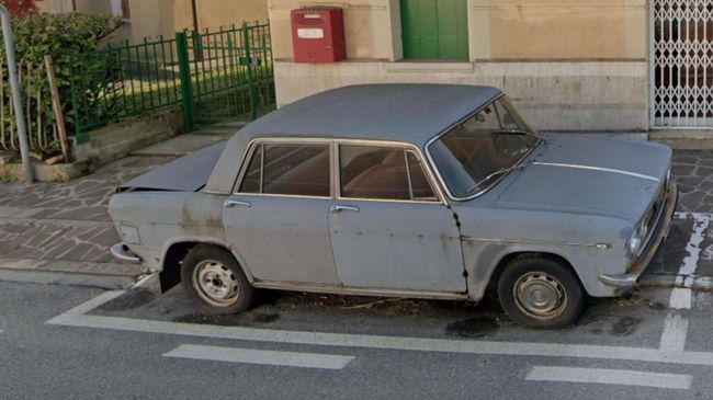 Автомобиль Lancia Fulvia на улице Конельяно, Италия