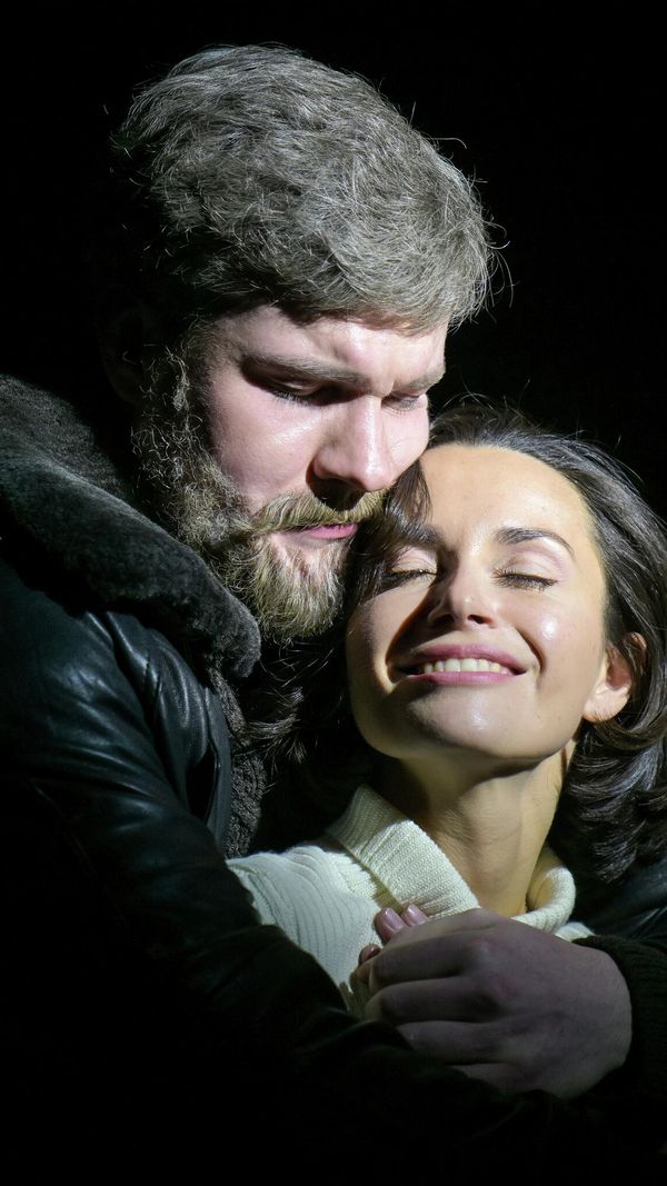 Артем Гурин в роли Игнатова и Анастасия Жданова в роли Тани во время пресс-показа спектакля Таня по одноименной пьесе Алексея Арбузова в театре имени Евгения Вахтангова в Москве Артем Гурин в роли Игнатова и Анастасия Жданова в роли Тани во время пресс-показа спектакля Таня по одноименной пьесе Алексея Арбузова в театре имени Евгения Вахтангова в Москве