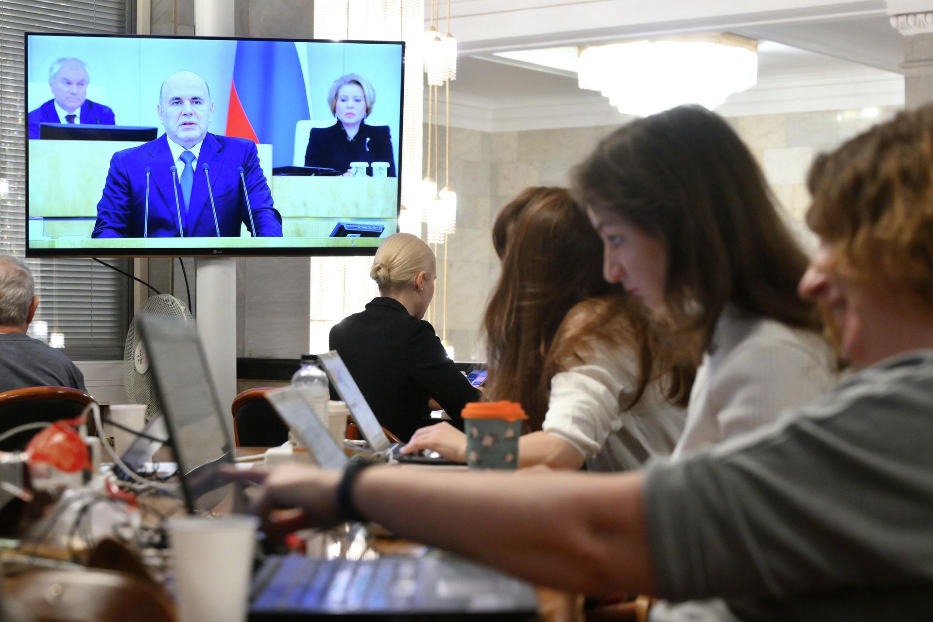 Видеотрансляция выступления председателя правительства РФ Михаила Мишустина с ежегодным отчетом правительства РФ в Государственной Думе РФ Видеотрансляция выступления председателя правительства РФ Михаила Мишустина с ежегодным отчетом правительства РФ в Государственной Думе РФ - РИА Новости, 1920, 25.02.2026