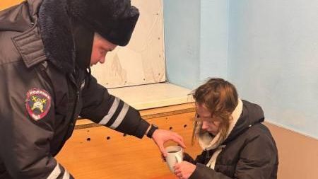 Сотрудники Госавтоинспекции нашли пропавшую девочку и оказали ей помощь в Свердловской области Сотрудники Госавтоинспекции нашли пропавшую девочку и оказали ей помощь в Свердловской области - РИА Новости, 1920, 25.02.2026