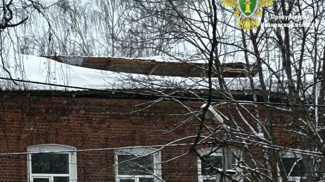 На месте частичного обрушения кровли в одном из отделений больницы в Фурманове 