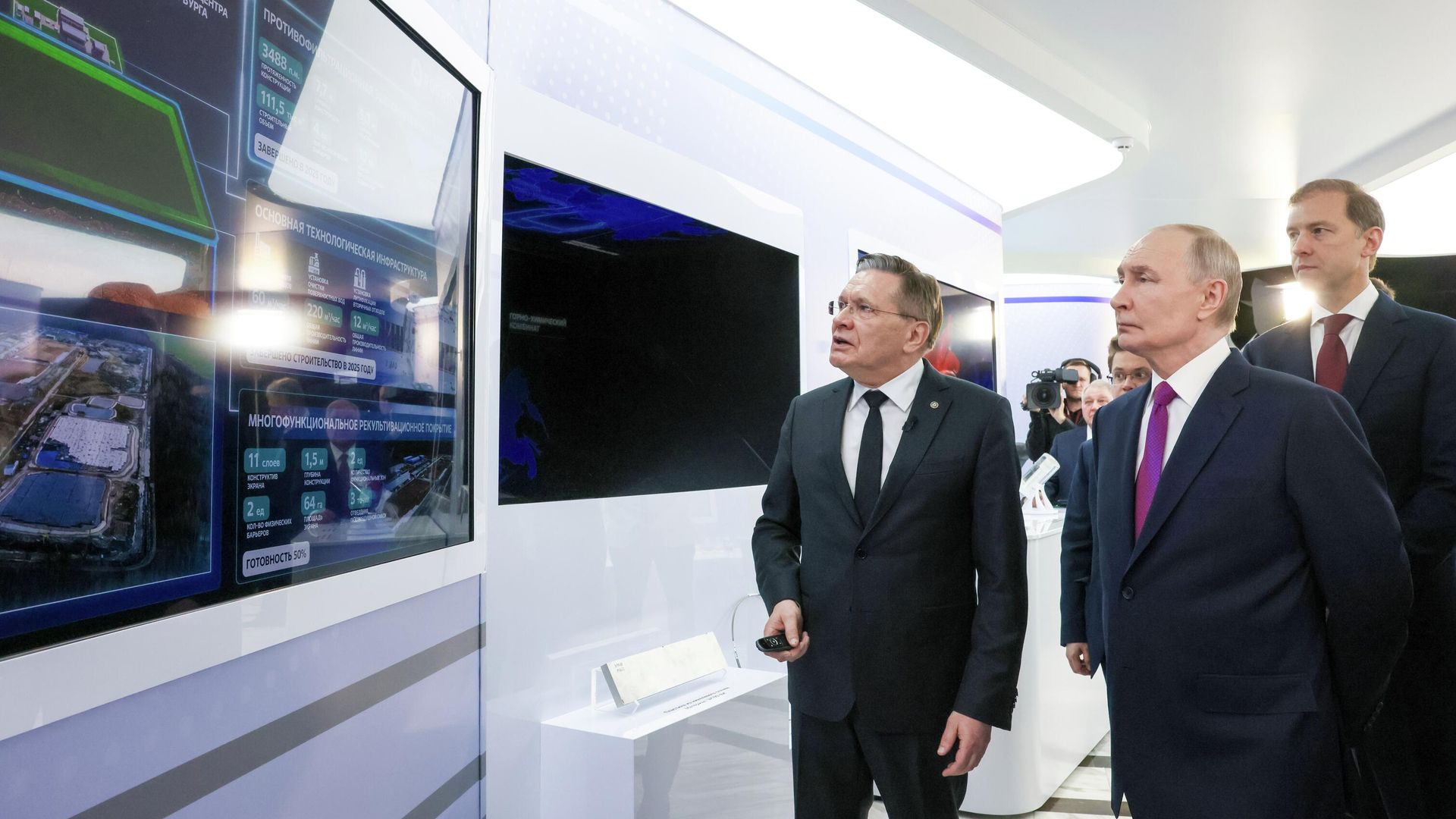 Президент РФ Владимир Путин осматривает выставку IV Форума будущих технологий в Москве - РИА Новости, 1920, 25.02.2026