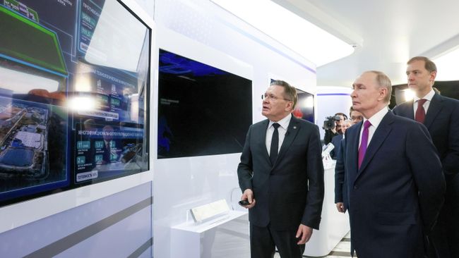 Президент РФ Владимир Путин осматривает выставку IV Форума будущих технологий в Москве