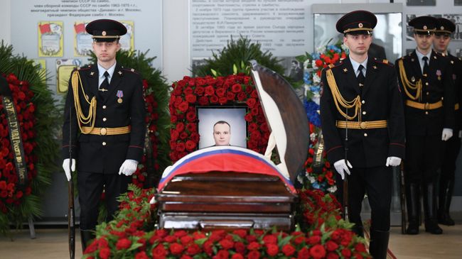 Прощание с сотрудником ГИБДД Денисом Братущенко, погибшим в результате взрыва у Савеловского вокзала в Москве
