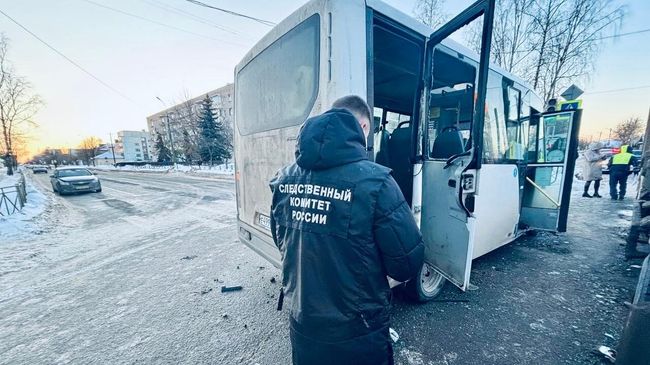 Сотрудник Следственного комитета на месте ДТП с автобусом в Новгородской области