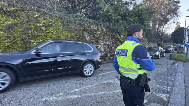 Полицейский у резиденции посольства Омана в Женеве перед началом переговоров делегаций США и Ирана