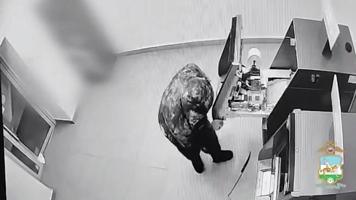 Житель Башкирии гвоздодером пытался вскрыть банкомат. Кадр видео Житель Башкирии гвоздодером пытался вскрыть банкомат. Кадр видео - РИА Новости, 1920, 26.02.2026