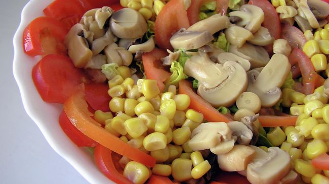 Постный салат с шампиньонами и кукурузой Постный салат с шампиньонами и кукурузой