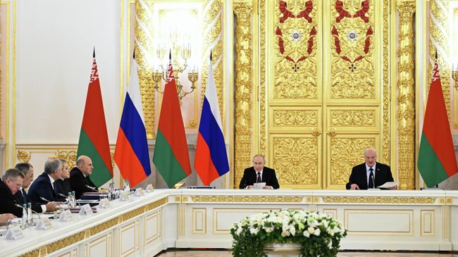 Президент РФ Владимир Путин и президент Белоруссии Александр Лукашенко на заседании Высшего Государственного Совета Союзного государства