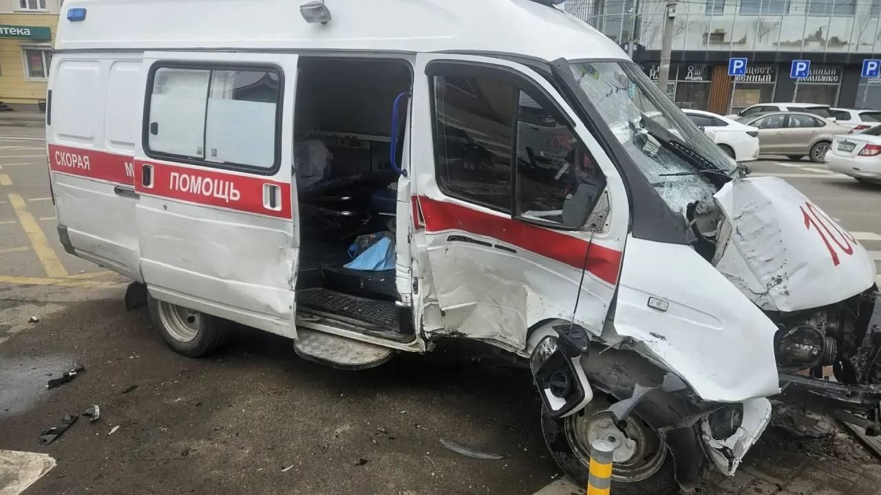 Последствия ДТП с участием автомобиля скорой помощи в Краснодаре. 27 февраля 2026 Последствия ДТП с участием автомобиля скорой помощи в Краснодаре. 27 февраля 2026 - РИА Новости, 1920, 27.02.2026