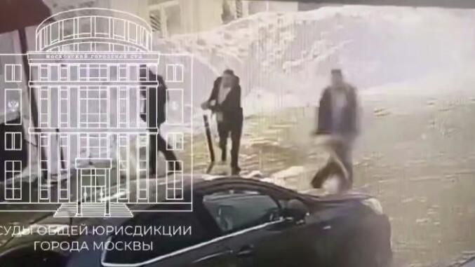 Осужденный Алиев, ожидавший адвоката у здания Таганского суда, сбежал от полицейского Осужденный Алиев, ожидавший адвоката у здания Таганского суда, сбежал от полицейского - РИА Новости, 1920, 27.02.2026