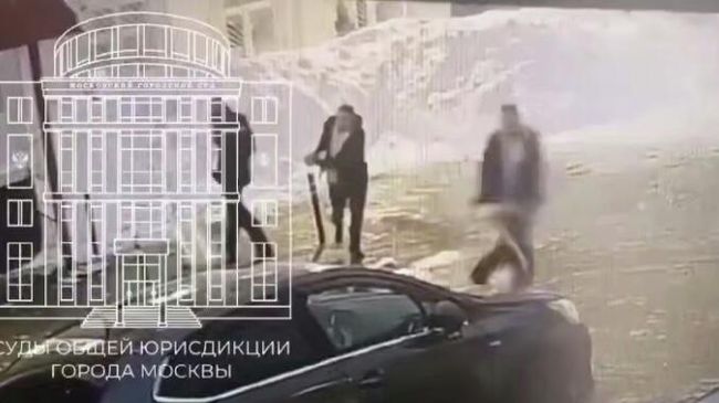 Осужденный Алиев, ожидавший адвоката у здания Таганского суда, сбежал от полицейского