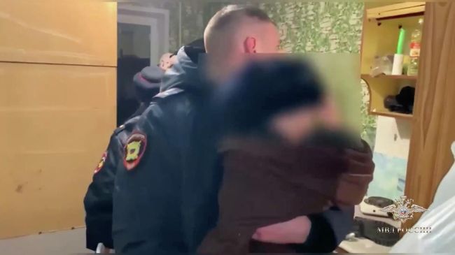 Полицейский с ребенком, обнаруженным в запертой квартире в Красноярске