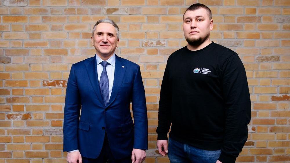 Губернатор Тюменской области Александр Моор и участник регионального образовательного проекта для героев специальной военной операции Боевой кадровый резерв Мирас Сайфутдинов Губернатор Тюменской области Александр Моор и участник регионального образовательного проекта для героев специальной военной операции Боевой кадровый резерв Мирас Сайфутдинов - РИА Новости, 1920, 27.02.2026