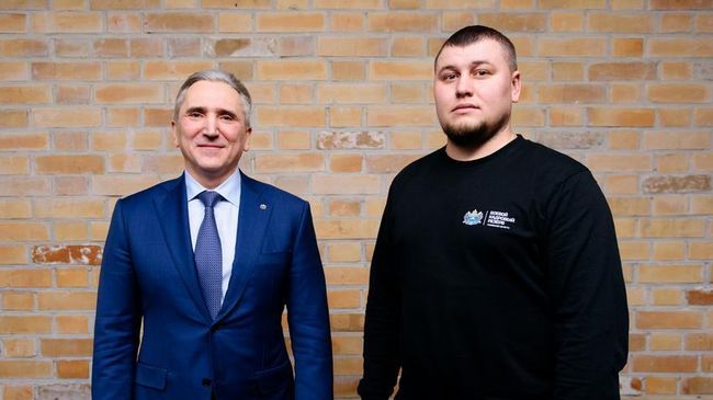 Губернатор Тюменской области Александр Моор и участник регионального образовательного проекта для героев специальной военной операции Боевой кадровый резерв Мирас Сайфутдинов