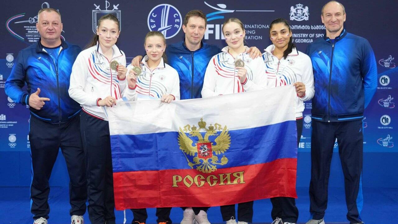 Российские фехтовальщицы на пьедестале почета с золотыми медалями Российские фехтовальщицы на пьедестале почета с золотыми медалями - РИА Новости, 1920, 02.06.2026