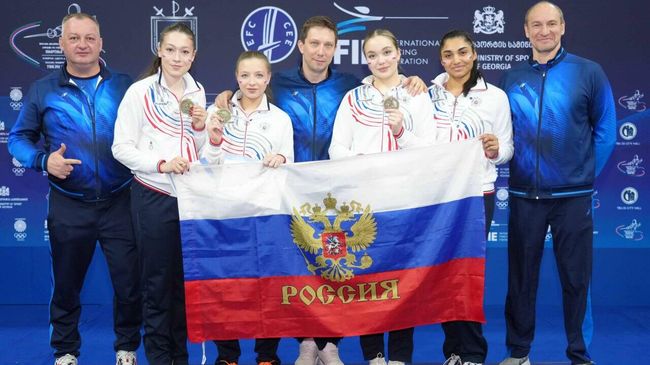 Российские фехтовальщицы на пьедестале почета с золотыми медалями Российские фехтовальщицы на пьедестале почета с золотыми медалями