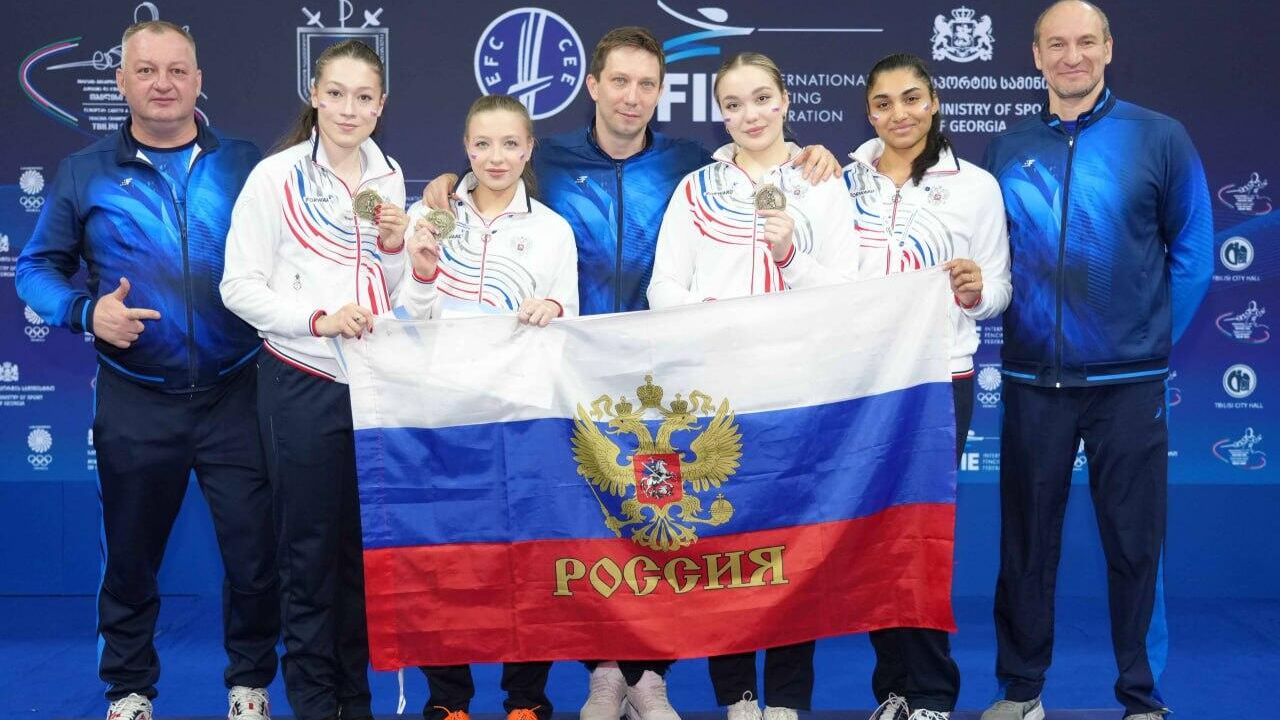Российские фехтовальщицы на пьедестале почета с золотыми медалями Российские фехтовальщицы на пьедестале почета с золотыми медалями - РИА Новости, 1920, 07.06.2026