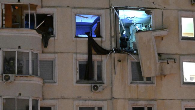 Работа сотрудников экстренных служб на месте взрыва в жилом доме на улице Кадырова на юге Москвы