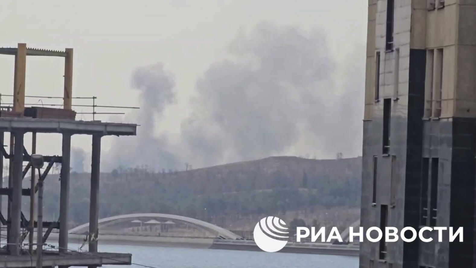 Дым над подвергшимся удару военным объектом к западу от Тегерана - РИА Новости, 1920, 28.02.2026