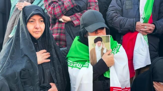 Участники митинга памяти погибшего верховного лидера Ирана аятоллы Али Хаменеи в Тегеране. Стоп-кадр видео