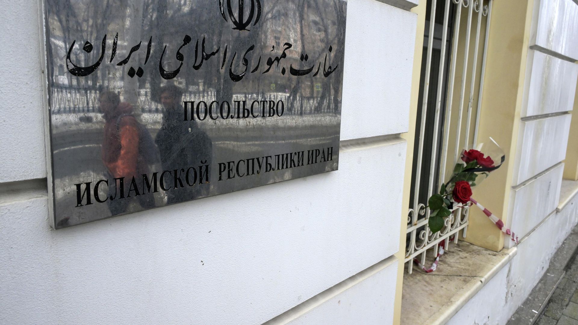 Цветы в память о верховном лидере Ирана аятолле Али Хаменеи у посольства Ирана в Москве Цветы в память о верховном лидере Ирана аятолле Али Хаменеи у посольства Ирана в Москве - РИА Новости, 1920, 13.06.2026