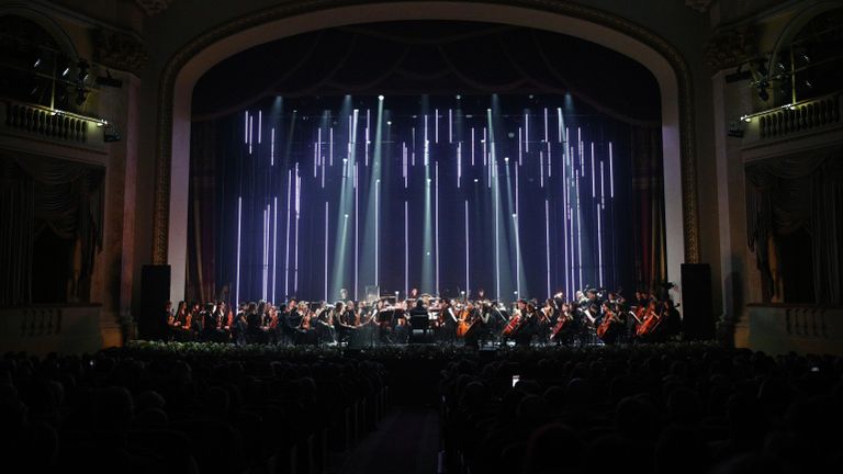 Всероссийский юношеский симфонический оркестр выступает на гала-концерте в рамках закрытия XIX Зимнего международного фестиваля искусств под руководством Юрия Башмета в Сочи