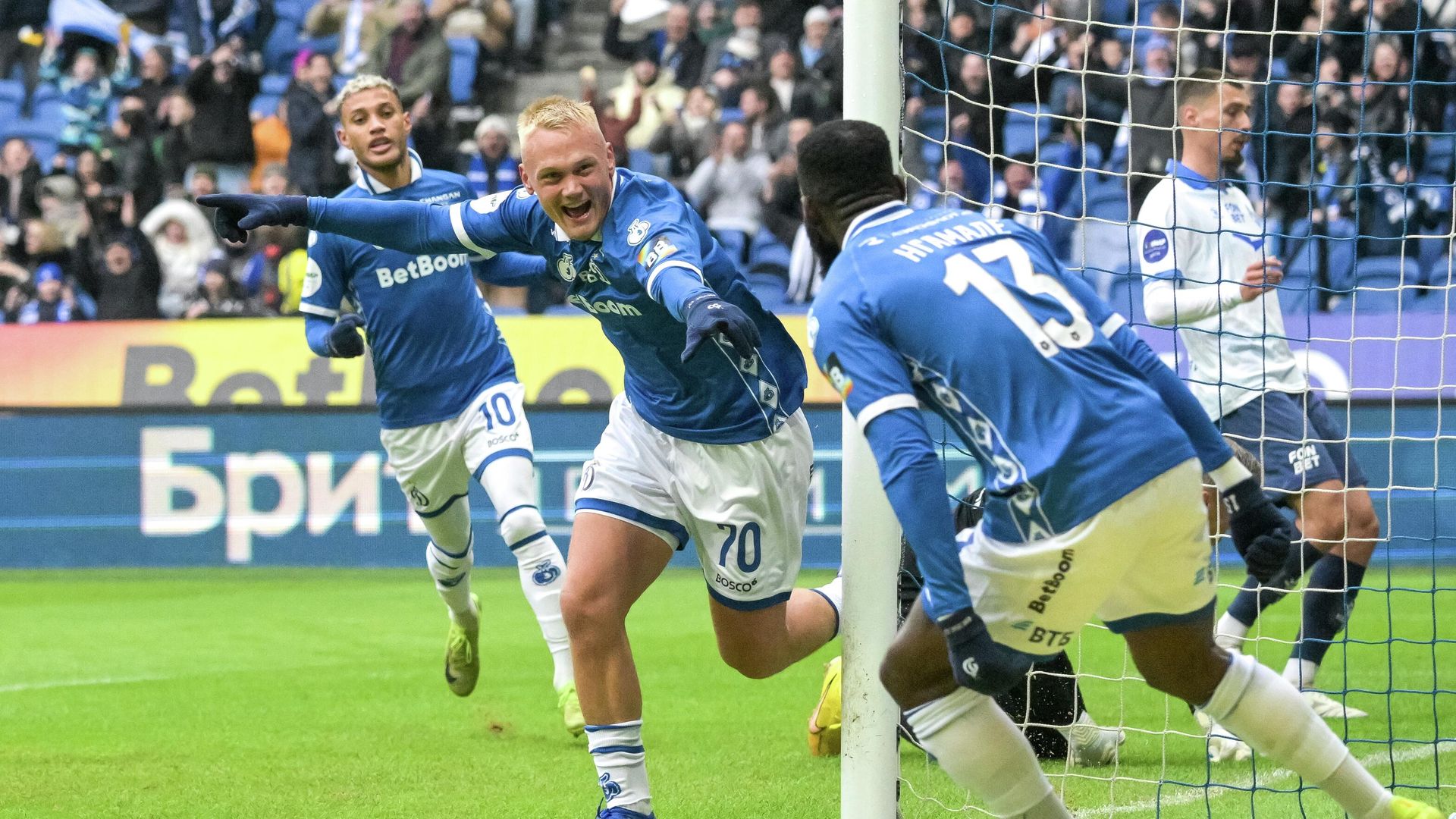 Автор гола Константин Тюкавин (Динамо) и Николя Муми Нгамалё (Динамо) радуются забитому мячу в матче 19-го тура российской Премьер-лиги (РПЛ) в Москве - РИА Новости, 1920, 19.04.2026