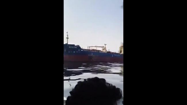 Подбитый нефтяной танкер Skylight в Ормузском проливе