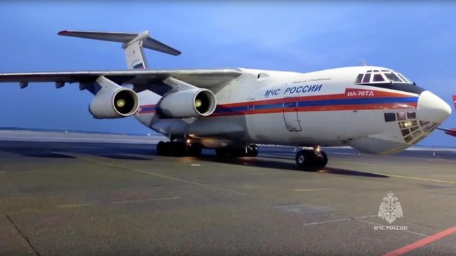 Спецборт Ил-76 МЧС России с российскими гражданами на борту, вывезенными из Израиля через Египет, в подмосковном аэропорту Жуковский Спецборт Ил-76 МЧС России с российскими гражданами на борту, вывезенными из Израиля через Египет, в подмосковном аэропорту Жуковский