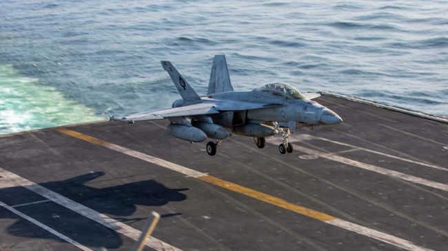Истребитель F/A-18F Super Hornet во время посадки на палубу авианосца USS Abraham Lincoln в рамках операции Эпическая ярость