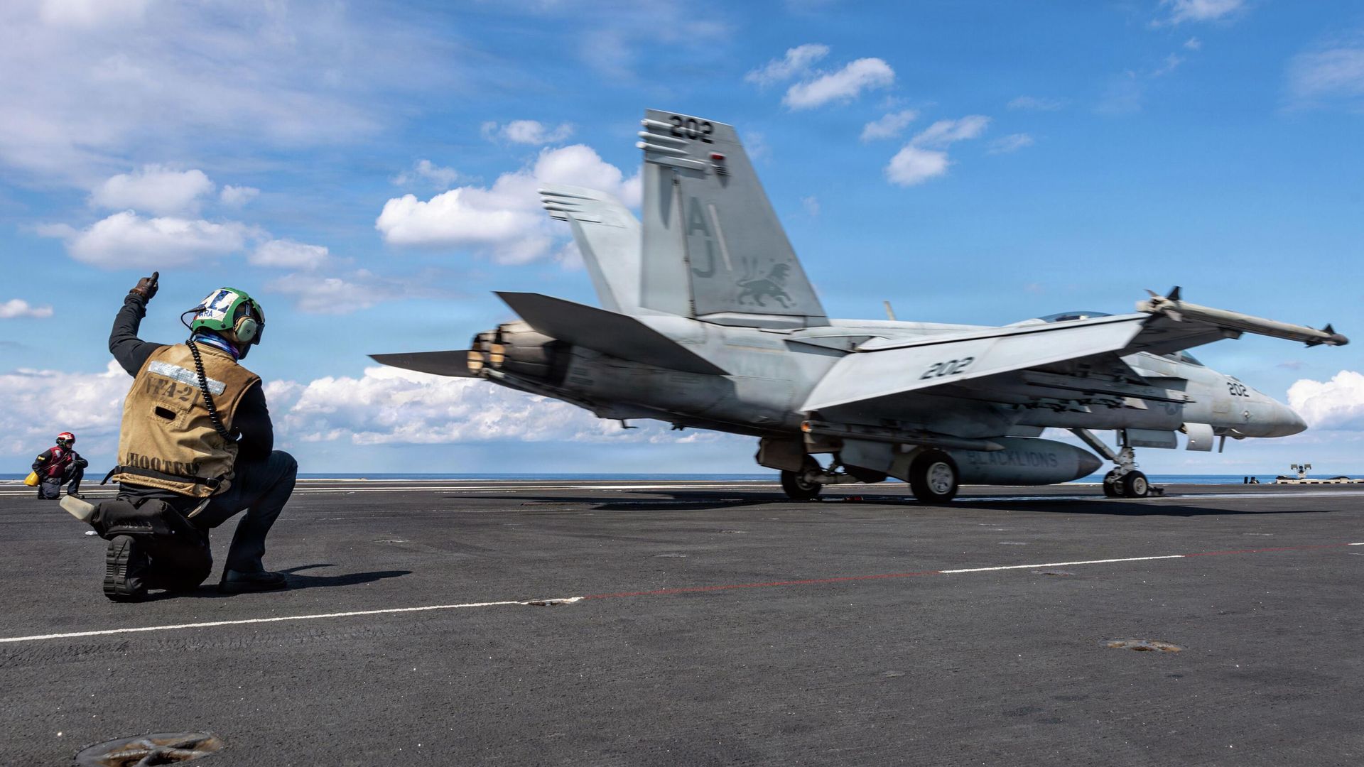 Американский истребитель F/A-18E Super Hornet перед взлетом с авианосца USS Gerald R. Ford в рамках операции Эпическая ярость - РИА Новости, 1920, 04.03.2026