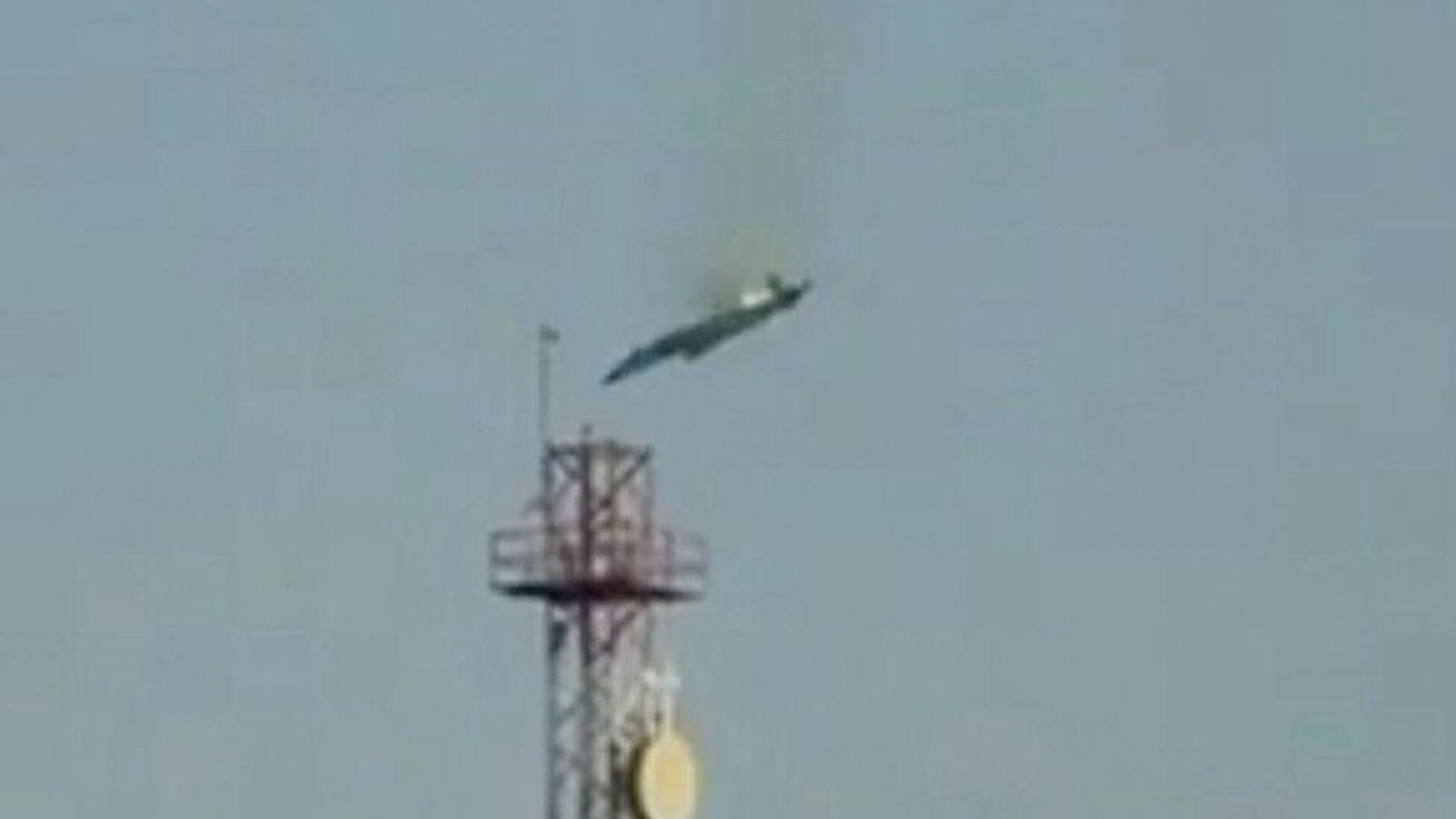 Кадр видео падения горящего самолета в Кувейте Кадр видео падения горящего самолета в Кувейте - РИА Новости, 1920, 06.03.2026