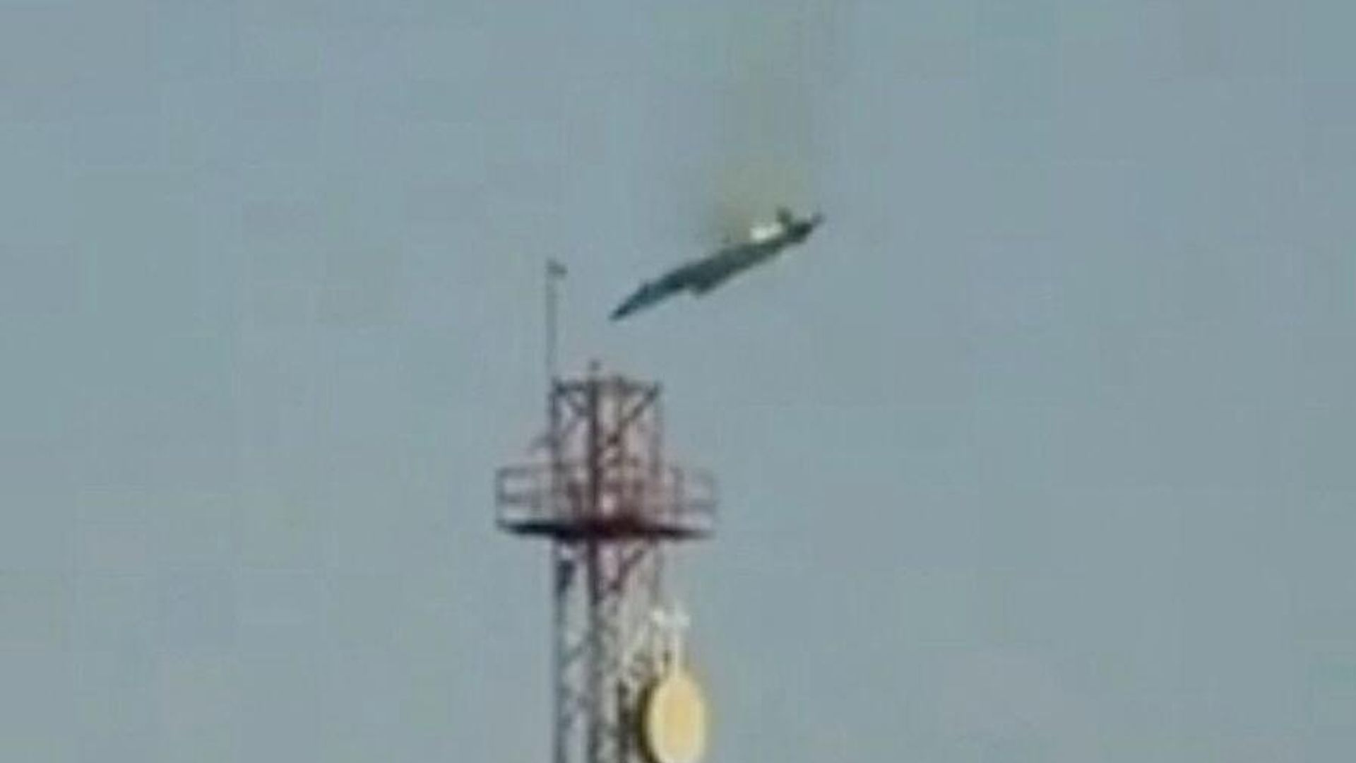 Кадр видео падения горящего самолета в Кувейте, 2 марта 2026 года Кадр видео падения горящего самолета в Кувейте, 2 марта 2026 года - РИА Новости, 1920, 02.03.2026