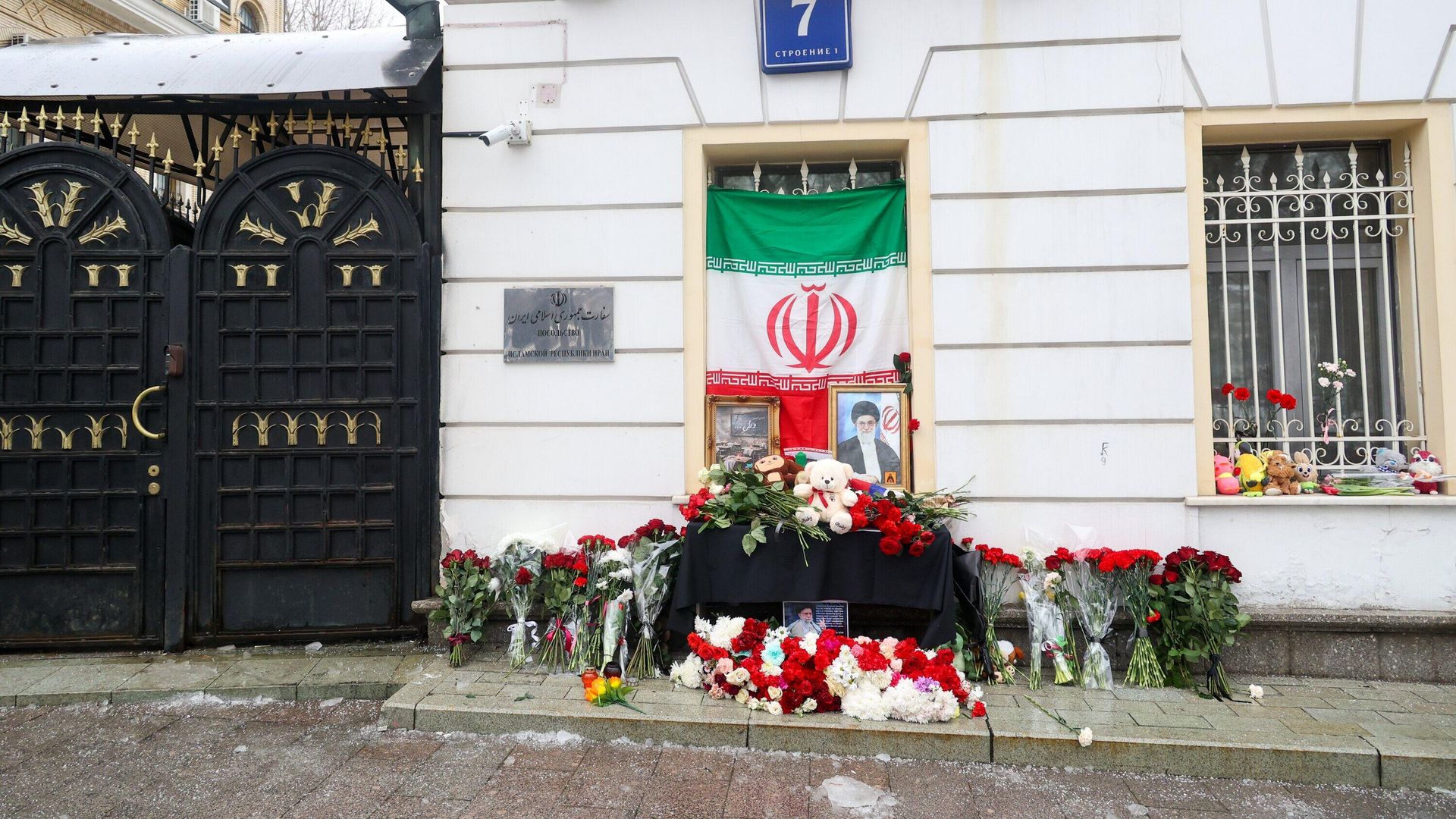 Стихийный мемориал возле посольства Ирана в Москве Стихийный мемориал возле посольства Ирана в Москве - РИА Новости, 1920, 02.03.2026