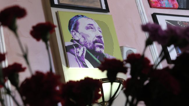 Фотография драматурга Николая Коляды и цветы в фойе Коляды-театра в Екатеринбурге