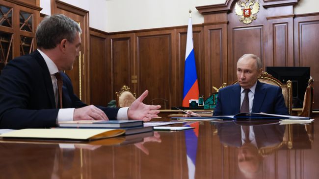 Президент РФ Владимир Путин и губернатор Амурской области Василий Орлов во время встречи