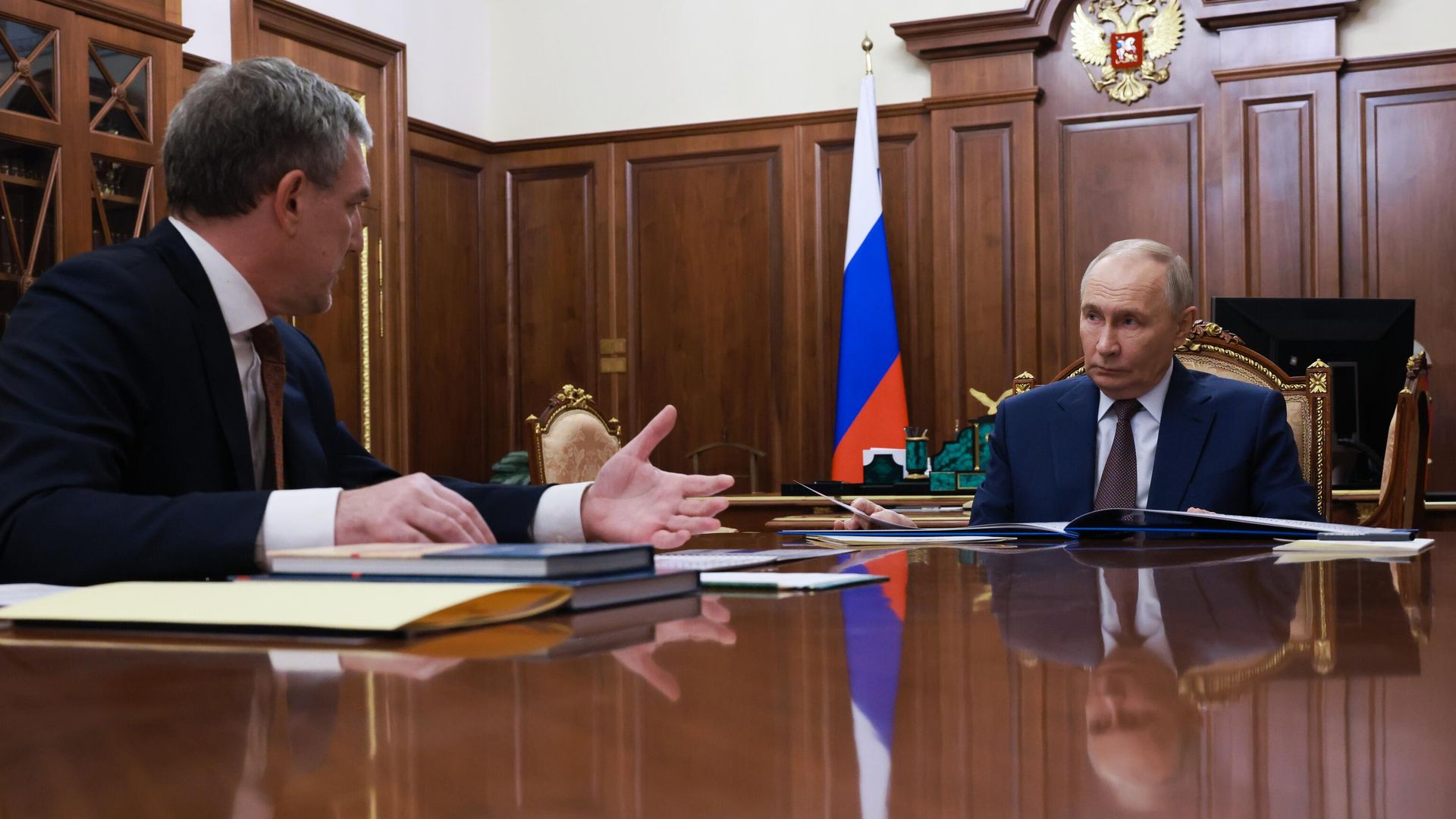 Президент РФ Владимир Путин и губернатор Амурской области Василий Орлов во время встречи Президент РФ Владимир Путин и губернатор Амурской области Василий Орлов во время встречи - РИА Новости, 1920, 02.03.2026