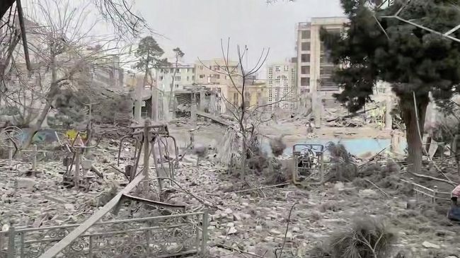 Поврежденная в результате авиаудара детская площадка в Тегеране