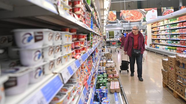 Покупательница в продовольственном магазине в Москве