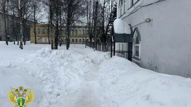 Место падения снега с крыши здания на несовершеннолетнего ребенка в Фурманове