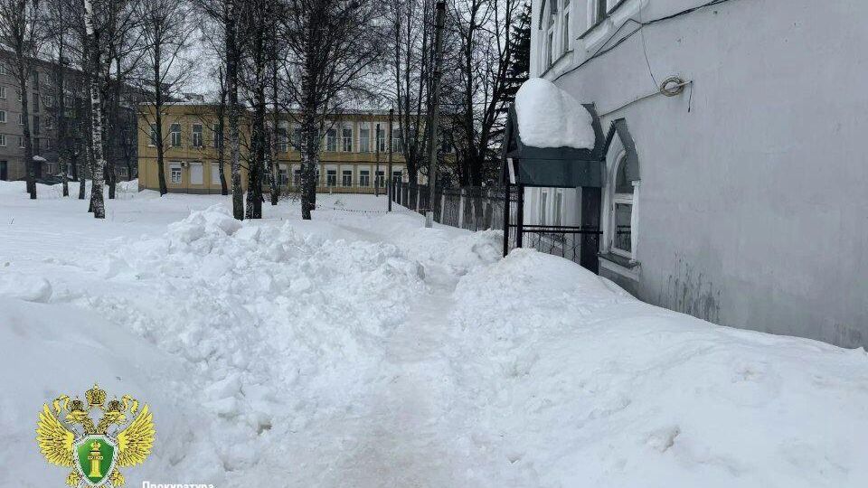 Место падения снега с крыши здания на несовершеннолетнего ребенка в Фурманове Место падения снега с крыши здания на несовершеннолетнего ребенка в Фурманове - РИА Новости, 1920, 02.03.2026
