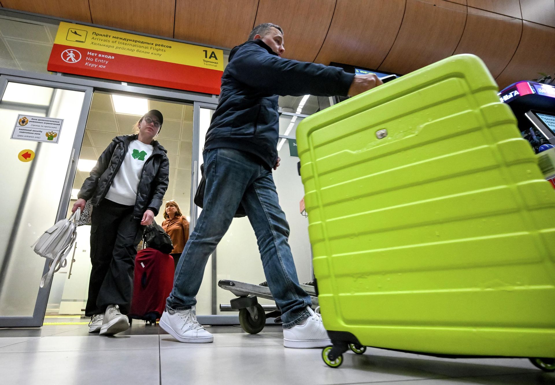 Пассажиры на выходе из зоны прилета международных рейсов в аэропорту Казань Пассажиры на выходе из зоны прилета международных рейсов в аэропорту Казань - РИА Новости, 1920, 04.03.2026