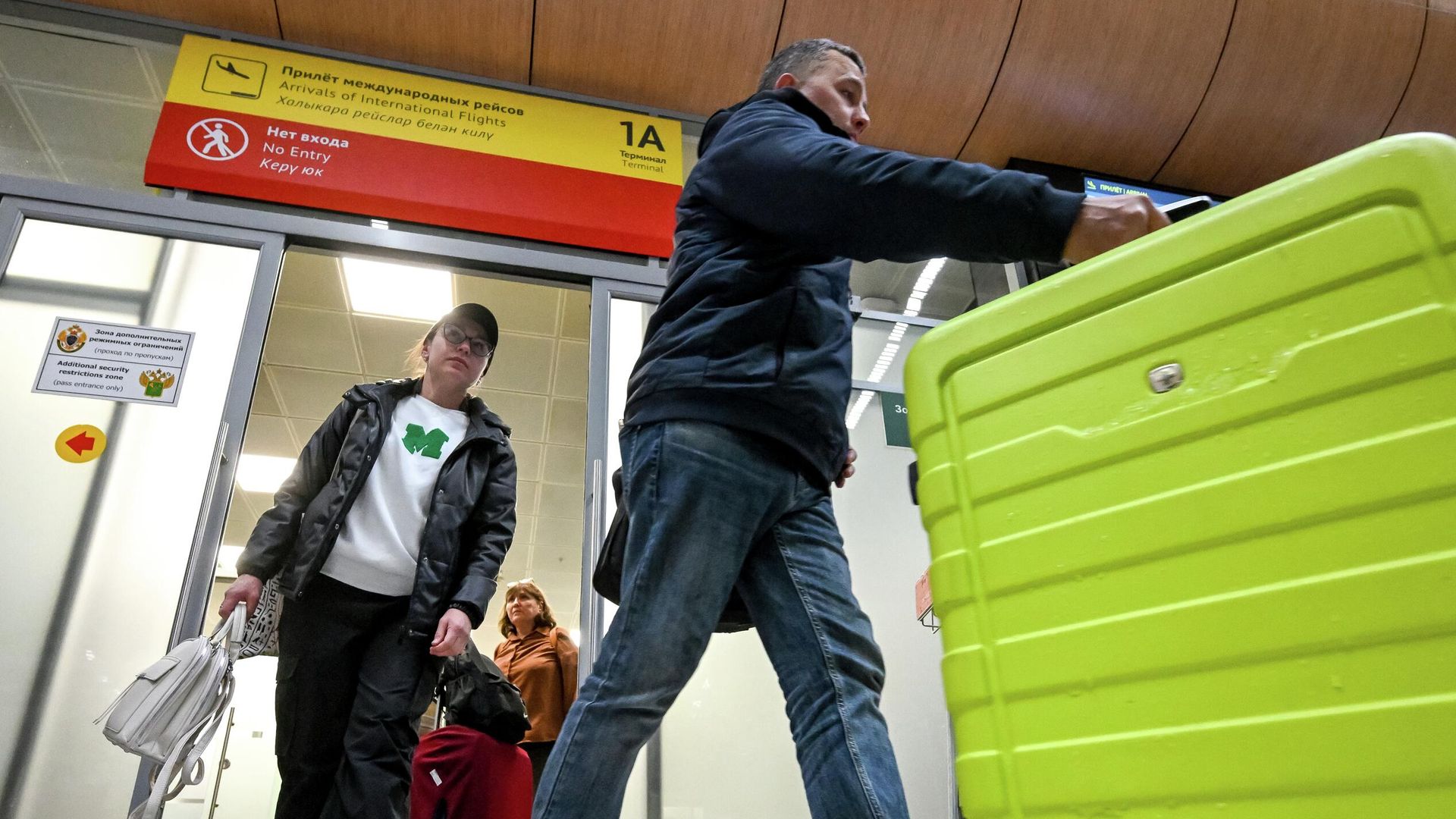 Пассажиры на выходе из зоны прилета международных рейсов в аэропорту Казань Пассажиры на выходе из зоны прилета международных рейсов в аэропорту Казань - РИА Новости, 1920, 03.03.2026
