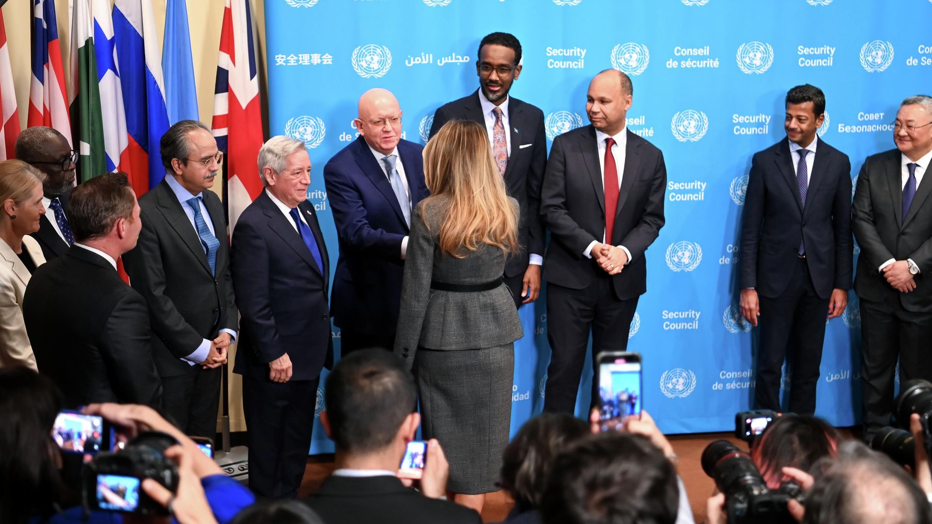 Постоянный представитель РФ при ООН Василий Небензя и первая леди США Меланья Трамп в штаб-квартире ООН в Нью-Йорке. 2 марта 2026 Постоянный представитель РФ при ООН Василий Небензя и первая леди США Меланья Трамп в штаб-квартире ООН в Нью-Йорке. 2 марта 2026 - РИА Новости, 1920, 02.03.2026