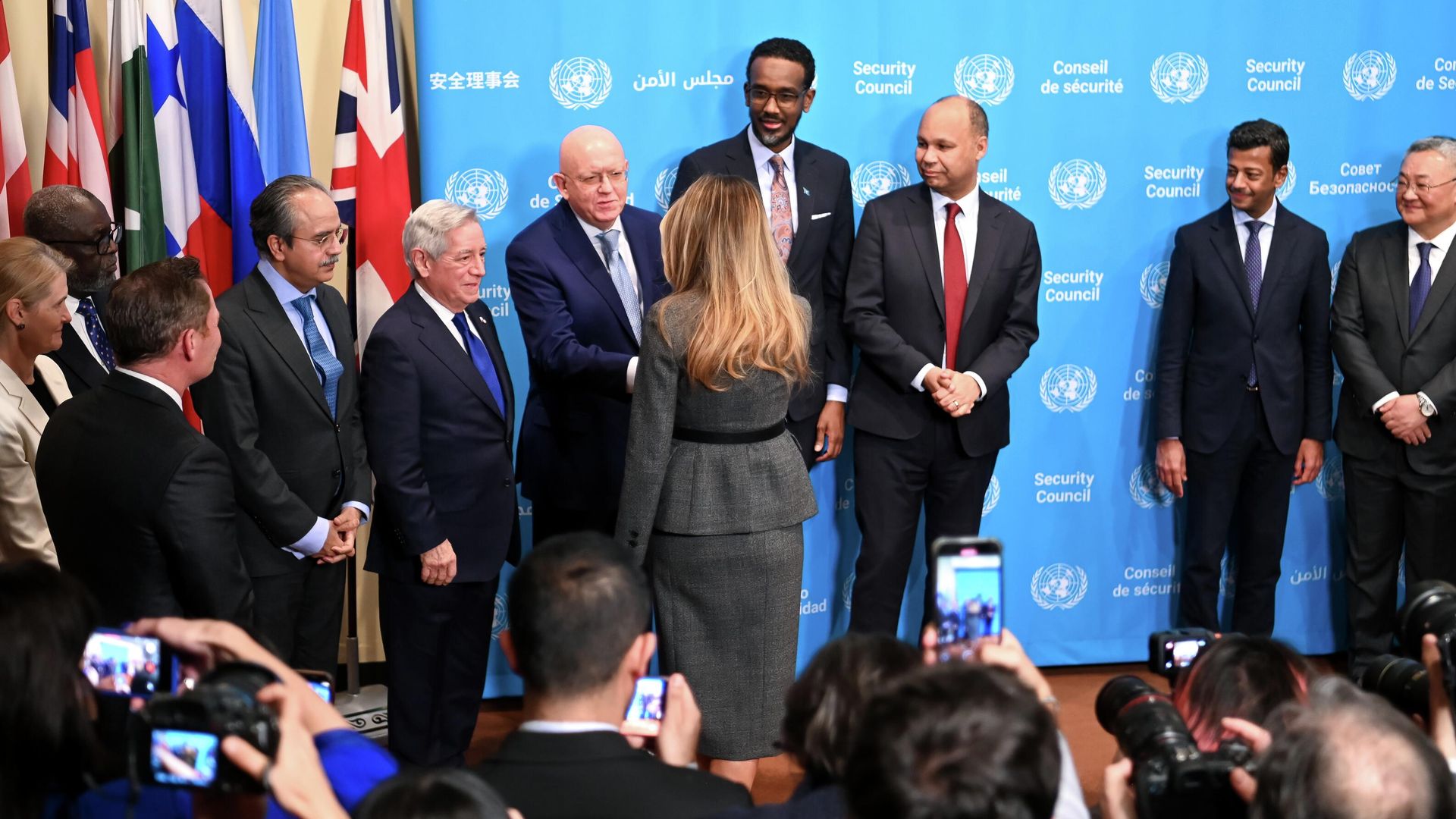 Постоянный представитель РФ при ООН Василий Небензя и первая леди США Меланья Трамп в штаб-квартире ООН в Нью-Йорке. 2 марта 2026 Постоянный представитель РФ при ООН Василий Небензя и первая леди США Меланья Трамп в штаб-квартире ООН в Нью-Йорке. 2 марта 2026 - РИА Новости, 1920, 02.03.2026