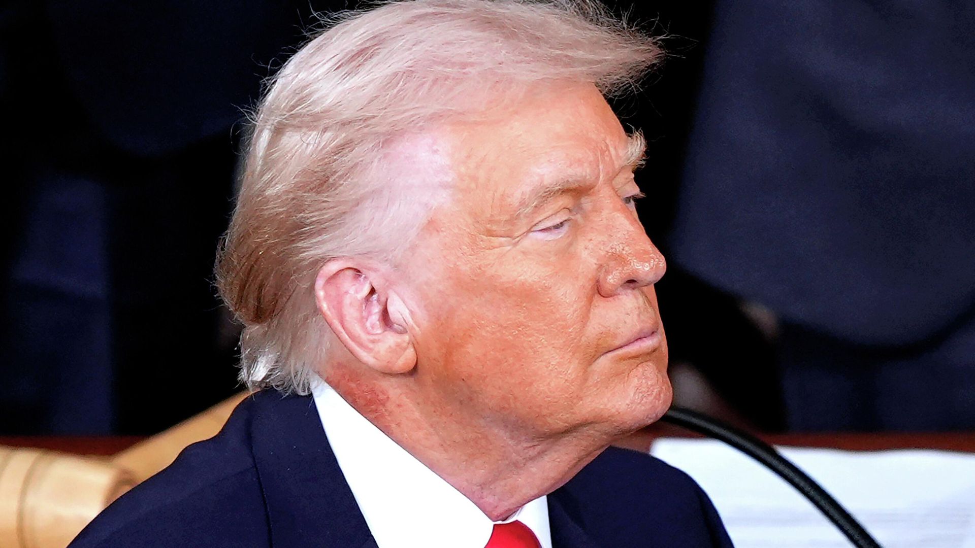 Президент США Дональд Трамп с красным пятном на шее Президент США Дональд Трамп с красным пятном на шее - РИА Новости, 1920, 02.03.2026