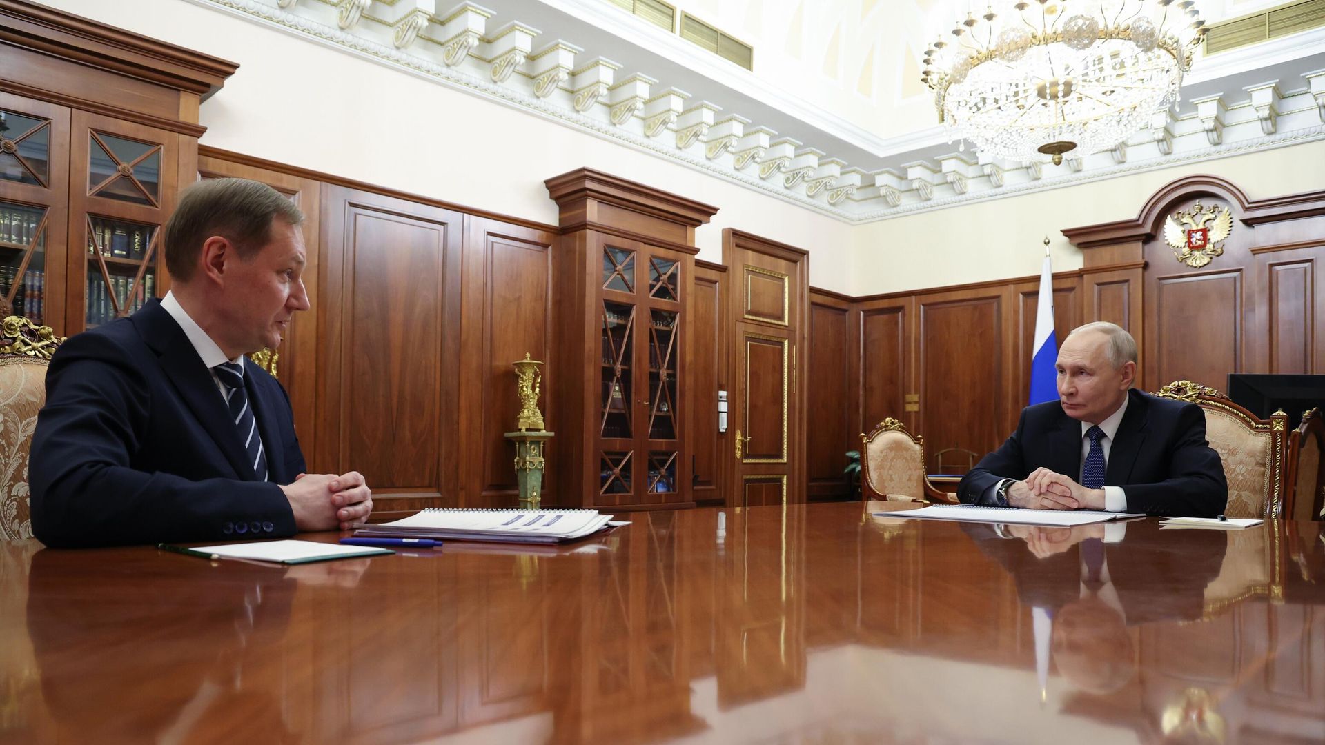 Президент РФ Владимир Путин и руководитель Федерального казначейства Роман Артюхин во время встречи Президент РФ Владимир Путин и руководитель Федерального казначейства Роман Артюхин во время встречи - РИА Новости, 1920, 03.03.2026